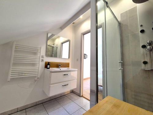 une salle de bain blanche avec un lavabo et une douche dans l'établissement Écu - 6 pers - Centre-ville - Lumineux, à Reims