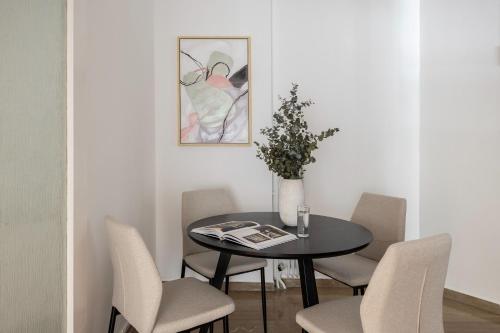 Stylish 1BR Retreat Near Alimos Beach Tram