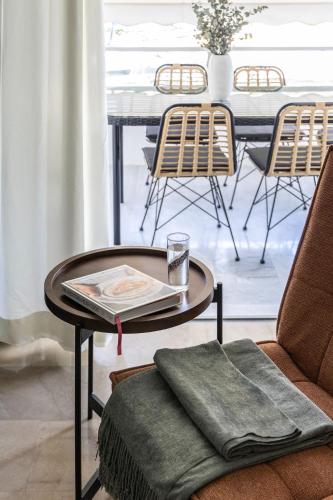Stylish 1BR Retreat Near Alimos Beach Tram