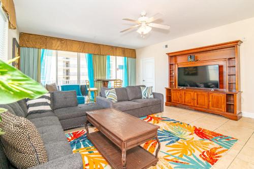 Et tv og/eller underholdning på Ocean View at Ocean Breeze Luxury Villas