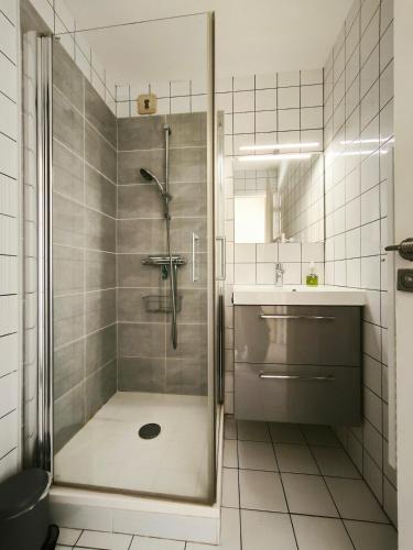 une salle de bain avec douche et lavabo dans l'établissement Echappée bleue, appartement vue mer proche de Tharon-Plage, à Saint-Michel-Chef-Chef