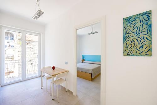 Brombeis Double Bedroom by NapoliApartments