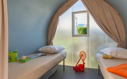Postel nebo postele na pokoji v ubytování Camping Paradis d'Arvor