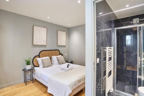 - une chambre avec un lit et une douche dans l'établissement Residence centre de Paris by Studio prestige, à Paris