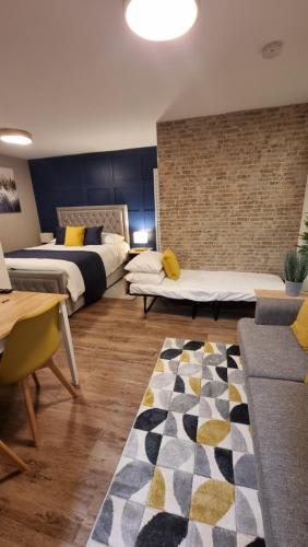 Giường trong phòng chung tại Boxford Lodge - Serviced Apartment in Bracknell, near Ascot & Windsor, Free Parking