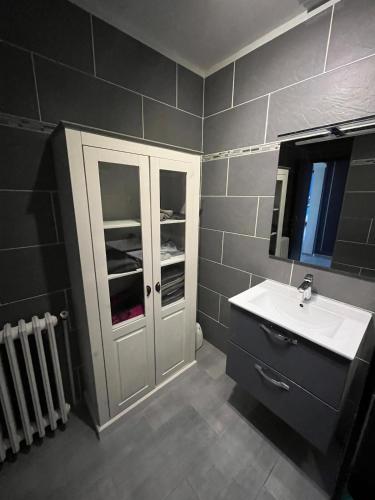 une salle de bain avec un lavabo et un meuble blanc dans l'établissement Appartement 4 personnes avec extérieur, à Montblanc