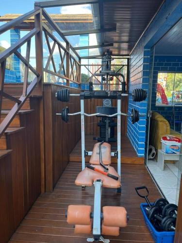 Fitness centrum a/nebo fitness zařízení v ubytování Casa próximo parque de eventos com piscina aquecida na temporada