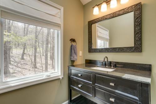 ein Badezimmer mit Waschbecken und Fenster in der Unterkunft Stunning Wintergreen Resort Home Ski and Golf! in Mount Torry Furnace