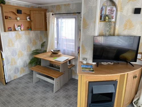 TV a/nebo společenská místnost v ubytování Static Caravan situated at Wigbay, Stranraer