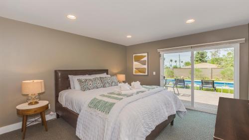 ein Schlafzimmer mit einem Bett und einer Glasschiebetür in der Unterkunft F-27 Carnelian in Anaheim