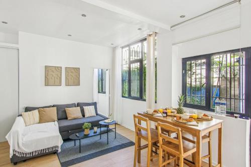 un salon avec un canapé et une table dans l'établissement Cozy apartment in Aubervilliers, à Aubervilliers