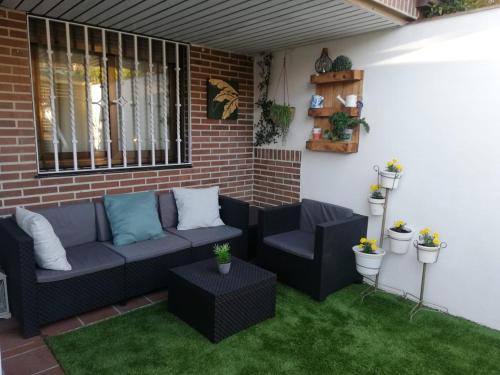 Ruang duduk di Apartamento con jardín privado a 10 min del centro de Salamanca