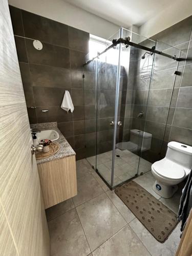 Un baño con ducha, inodoro y lavabo. en Casa Galgani, Manta, en Manta
