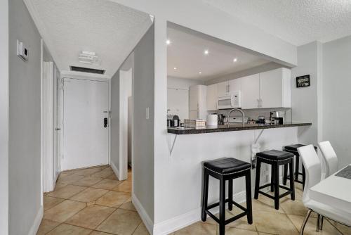Kuchyň nebo kuchyňský kout v ubytování Flip Flop Paradise in Hollywood Florida