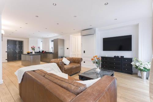 Μια τηλεόραση ή/και κέντρο ψυχαγωγίας στο Gatsby Chic & Elegance & Billiards & Fitness & Luxury