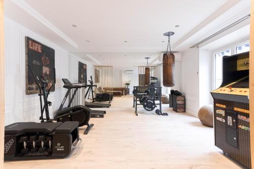 - une salle de sport avec des équipements d'exercice et un billard dans l'établissement Gatsby Chic & Elegance & Billiards & Fitness & Luxury, à Cannes