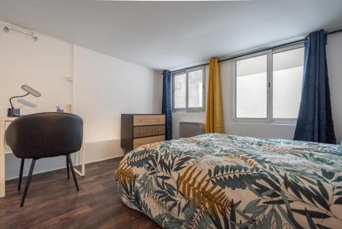 une chambre avec un lit, une chaise et des fenêtres dans l'établissement Le Botinelly, à Marseille