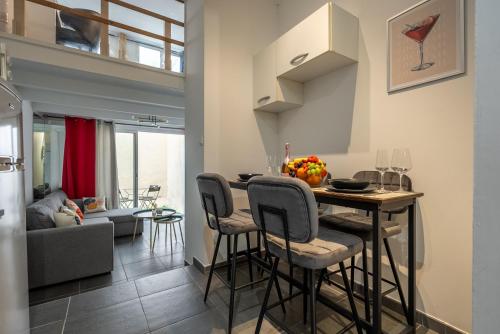 une cuisine et un salon avec une table et des chaises dans l'établissement Le Botinelly, à Marseille