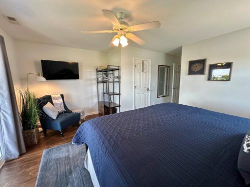 Postel nebo postele na pokoji v ubytování Aqua Rose | Community Pool | Surf City, NC | Turtle Cove Townhomes