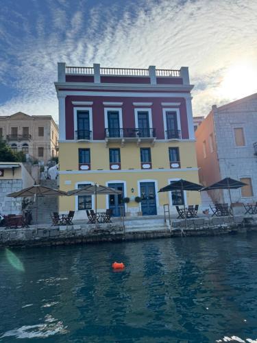シミにあるHotel Alikiの水の中に赤いボールがある大きな建物