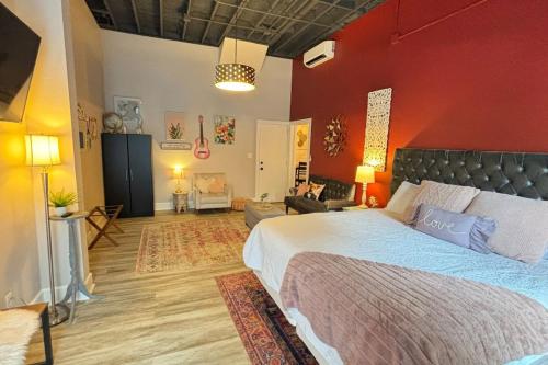 Ένα ή περισσότερα κρεβάτια σε δωμάτιο στο Eureka on Main Velvet Suite 102