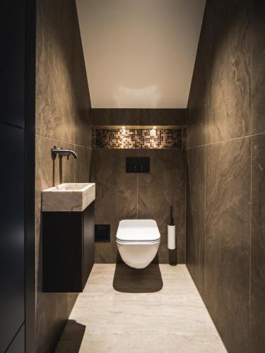 a bathroom with a toilet and a sink at Suite Ouddorp - 2 pers in Ouddorp