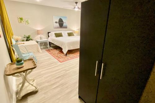 Ένα ή περισσότερα κρεβάτια σε δωμάτιο στο Main St. Eureka Suite 202
