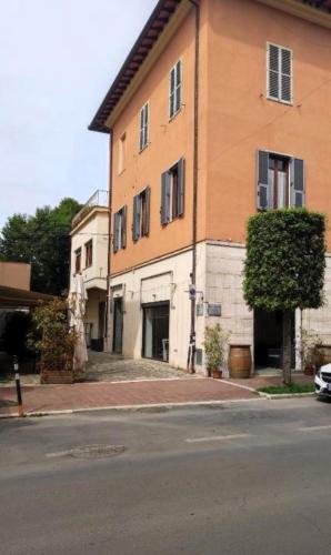 a building on the side of a street at La Dimora Di Anna in Chiusi