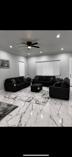 Ruang duduk di FIVE STAR- Your Home Away From Home