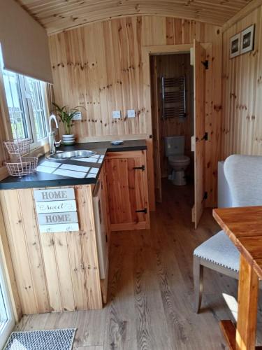 Kuchyň nebo kuchyňský kout v ubytování Corrib view cabin