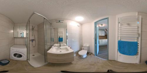 une salle de bain avec une douche, un lavabo et des toilettes dans l'établissement DELPHEAPOLIS Joli T2 mezzanine climatisé Richelieu Cap d'Agde, au Cap d'Agde