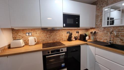 Nhà bếp/bếp nhỏ tại Boxford Lodge - Serviced Apartment in Bracknell, near Ascot & Windsor, Free Parking