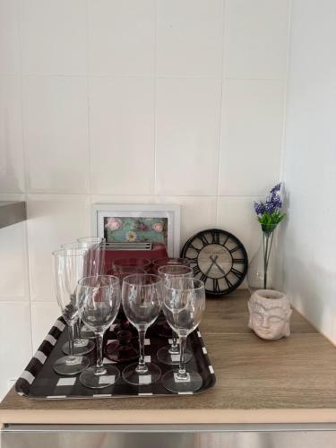 un vassoio di bicchieri da vino seduti su un tavolo di Luxury Svetlanka House Fenals a Lloret de Mar