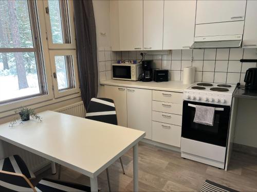 Η κουζίνα ή μικρή κουζίνα στο Ensitaival for 3 persons