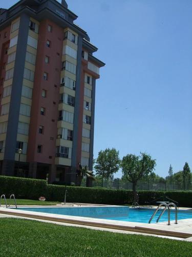 a building with a swimming pool in front of a building at Torres do Mar in São João do Estoril