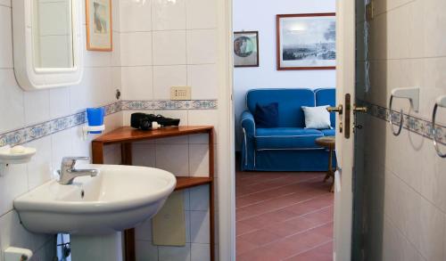 baño con lavabo y silla azul en Lemon Grove, en Marina Grande