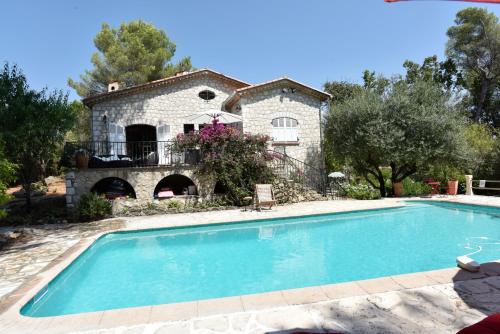une villa avec piscine devant une maison dans l'établissement Villa La Pastorale, à Saint-Paul-de-Vence