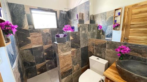 a bathroom with a toilet and a sink at Villas Roma Del Mar in Playa Naranjo