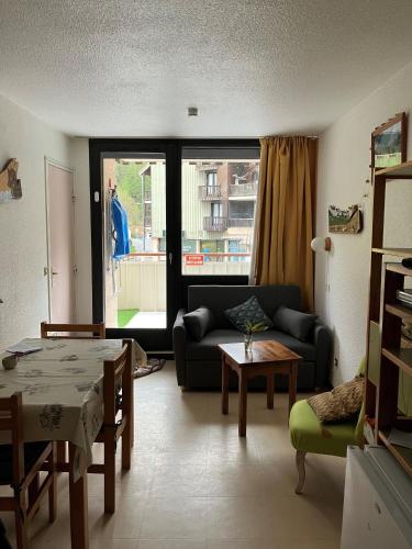 un salon avec un canapé et une table dans l'établissement APPARTEMENT MONTAGNE, à Réallon