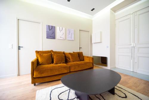 un salon avec un canapé et une table dans l'établissement Elegant 1BR - Beaugrenelle - Javel, à Paris