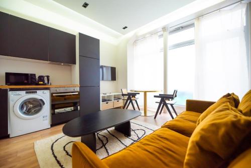 un salon avec un canapé et une table dans l'établissement Elegant 1BR - Beaugrenelle - Javel, à Paris