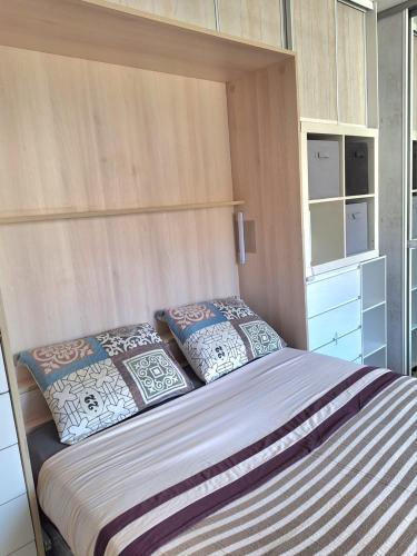 un lit avec deux oreillers dessus dans une chambre dans l'établissement Studio 