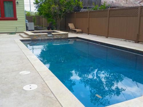 een zwembad met blauw water in een achtertuin bij F-60 Disney Dream Craftsman in Anaheim