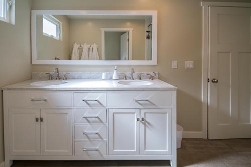 een badkamer met twee wastafels en een grote spiegel bij F-60 Disney Dream Craftsman in Anaheim