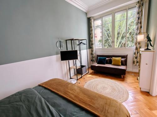une chambre avec un lit et un canapé dans l'établissement Spacious NEW Apt near Promenade up to 6 with AC, à Nice
