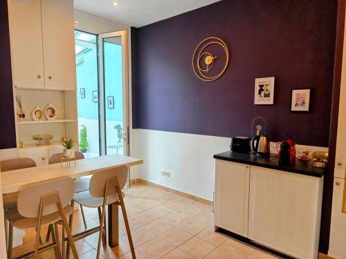 une cuisine avec un comptoir, une table et des chaises dans l'établissement Spacious NEW Apt near Promenade up to 6 with AC, à Nice