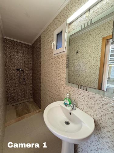 Bilik mandi di CASA TARANEASCA