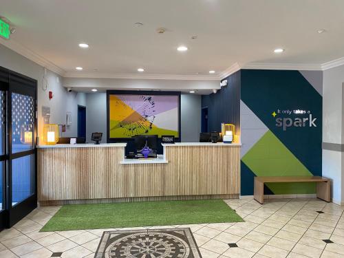 Spark by Hilton Yucca Valley Joshua Treeにあるテレビまたはエンターテインメントセンター