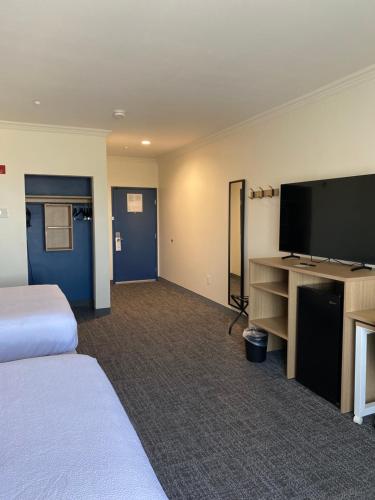 Spark by Hilton Yucca Valley Joshua Treeにあるテレビまたはエンターテインメントセンター