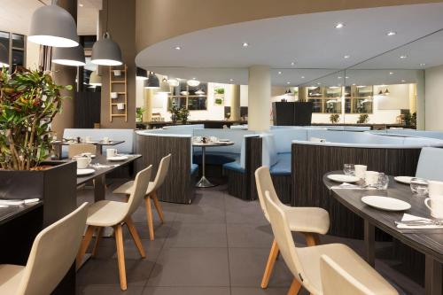 Restaurace v ubytování Novotel Paris Saint Denis Stade Basilique
